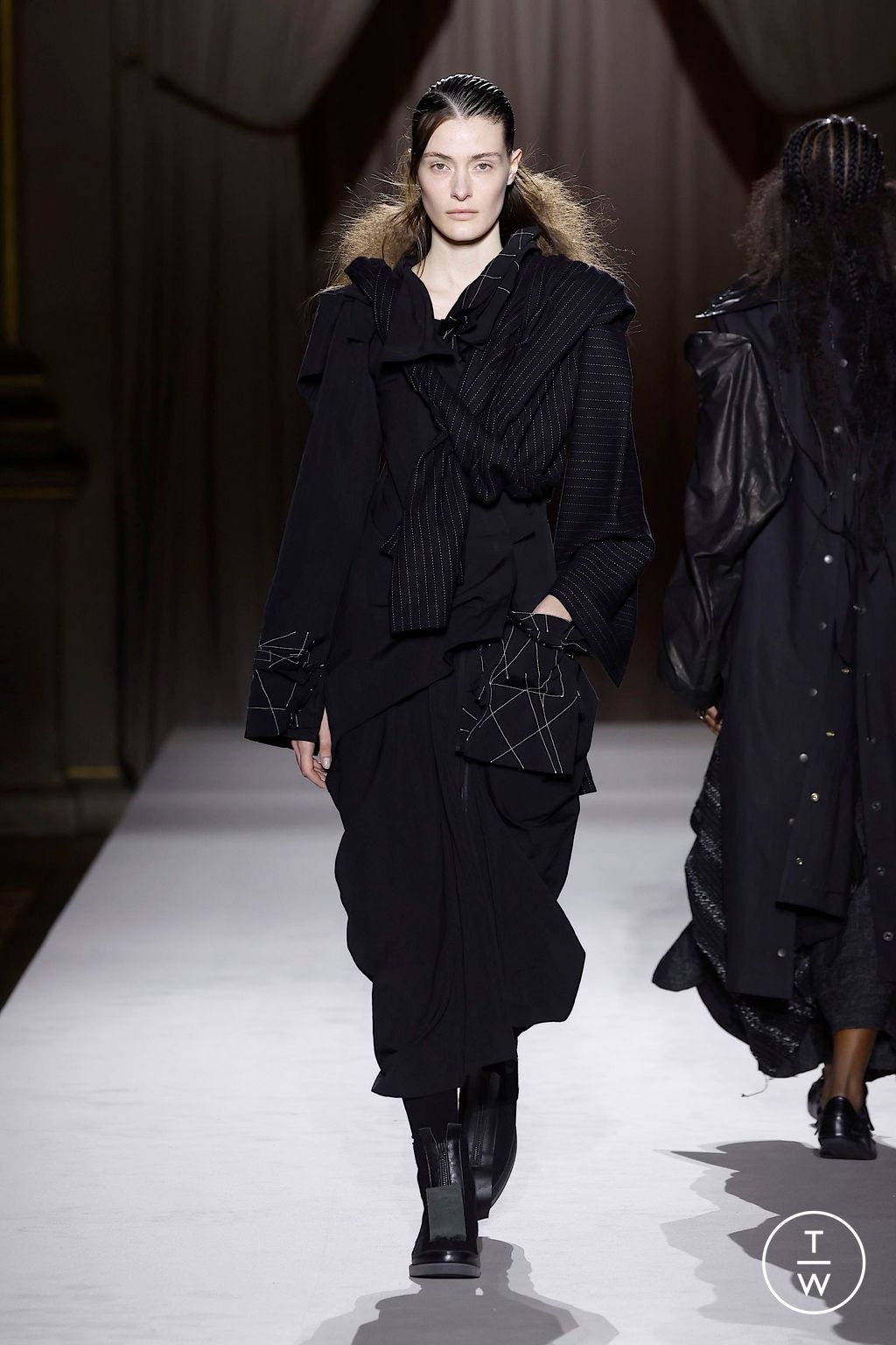 Fashion Week Paris Fall/Winter 2025 look 33 de la collection Yohji Yamamoto womenswear