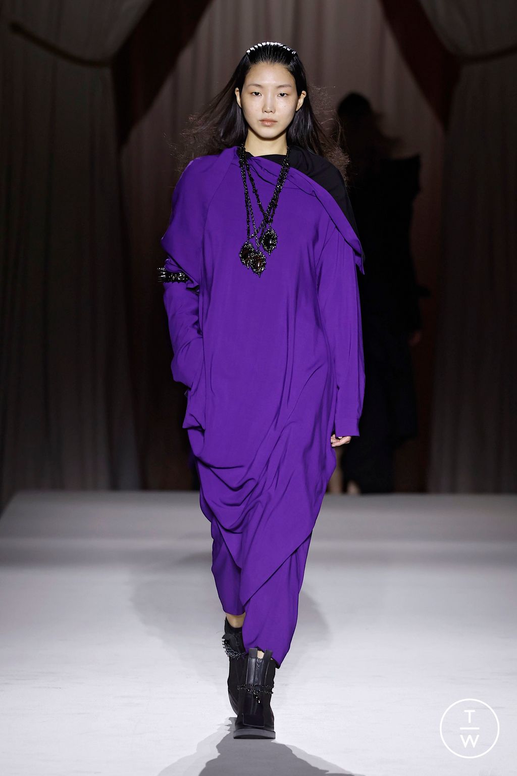 Fashion Week Paris Fall/Winter 2025 look 35 de la collection Yohji Yamamoto womenswear