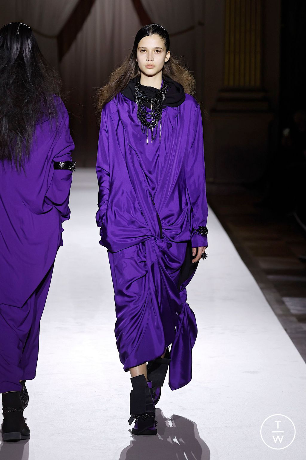 Fashion Week Paris Fall/Winter 2025 look 36 from the Yohji Yamamoto collection womenswear