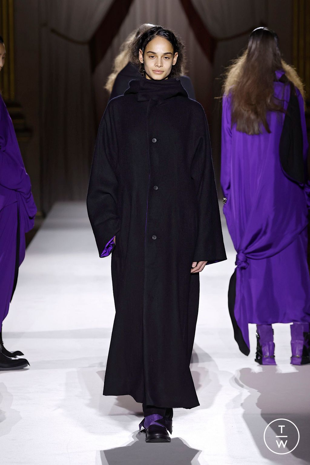 Fashion Week Paris Fall/Winter 2025 look 37 from the Yohji Yamamoto collection womenswear