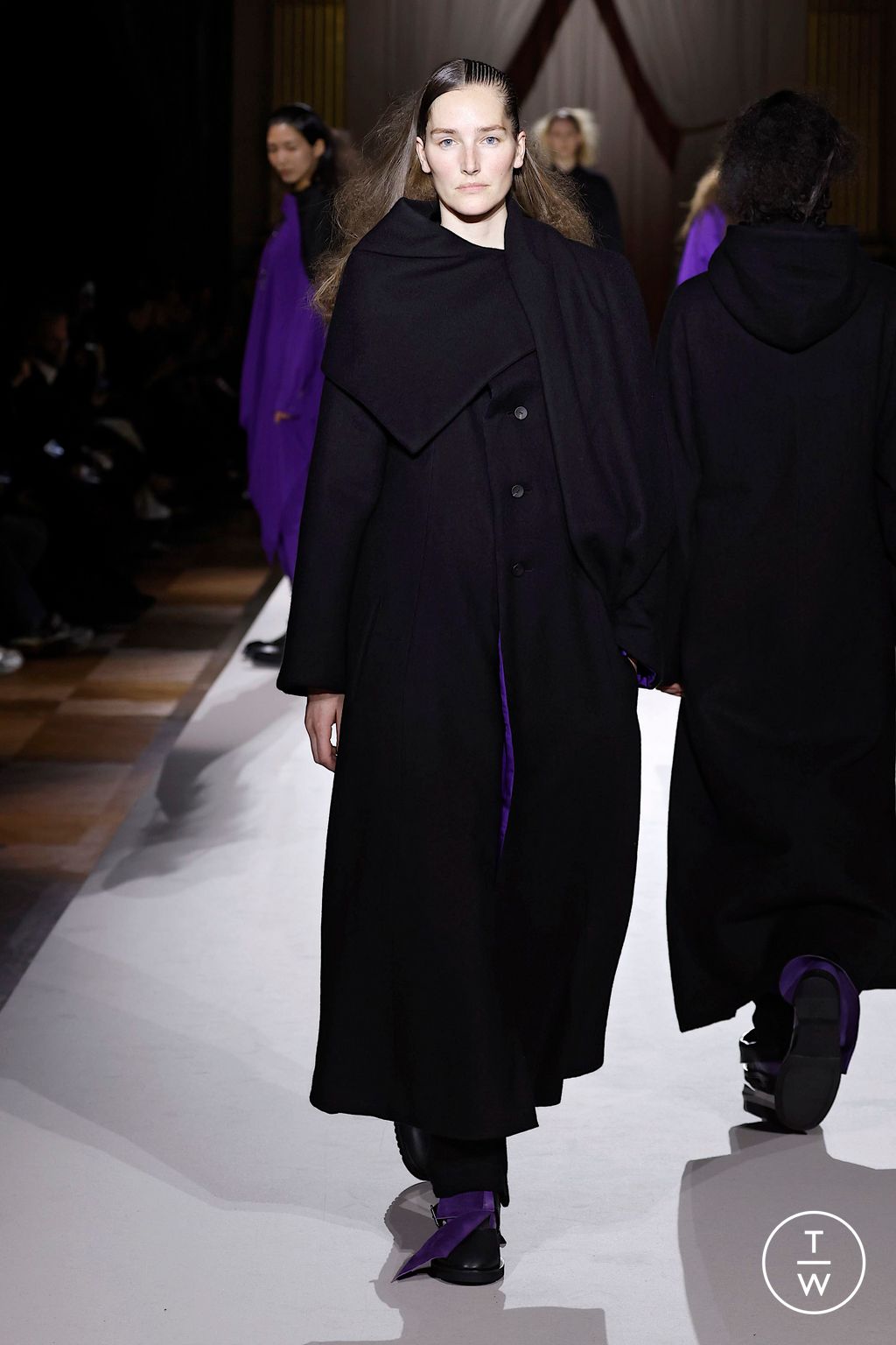 Fashion Week Paris Fall/Winter 2025 look 38 de la collection Yohji Yamamoto womenswear