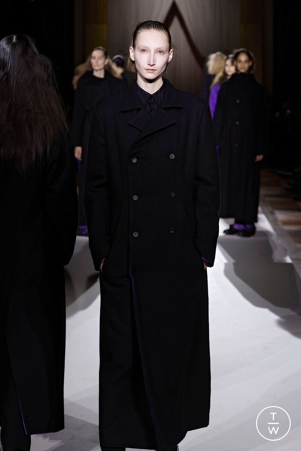 Fashion Week Paris Fall/Winter 2025 look 42 de la collection Yohji Yamamoto womenswear