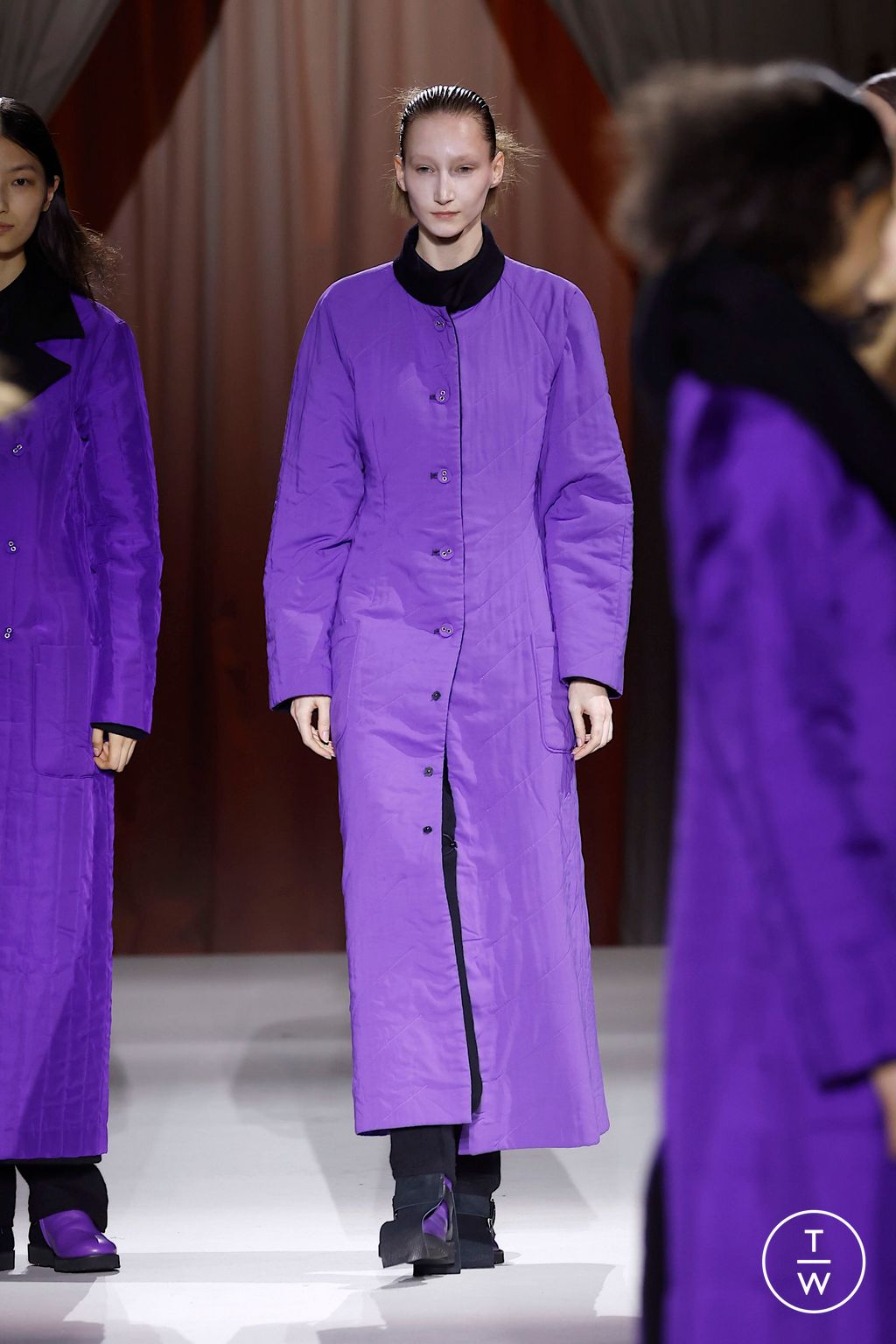 Fashion Week Paris Fall/Winter 2025 look 44 de la collection Yohji Yamamoto womenswear