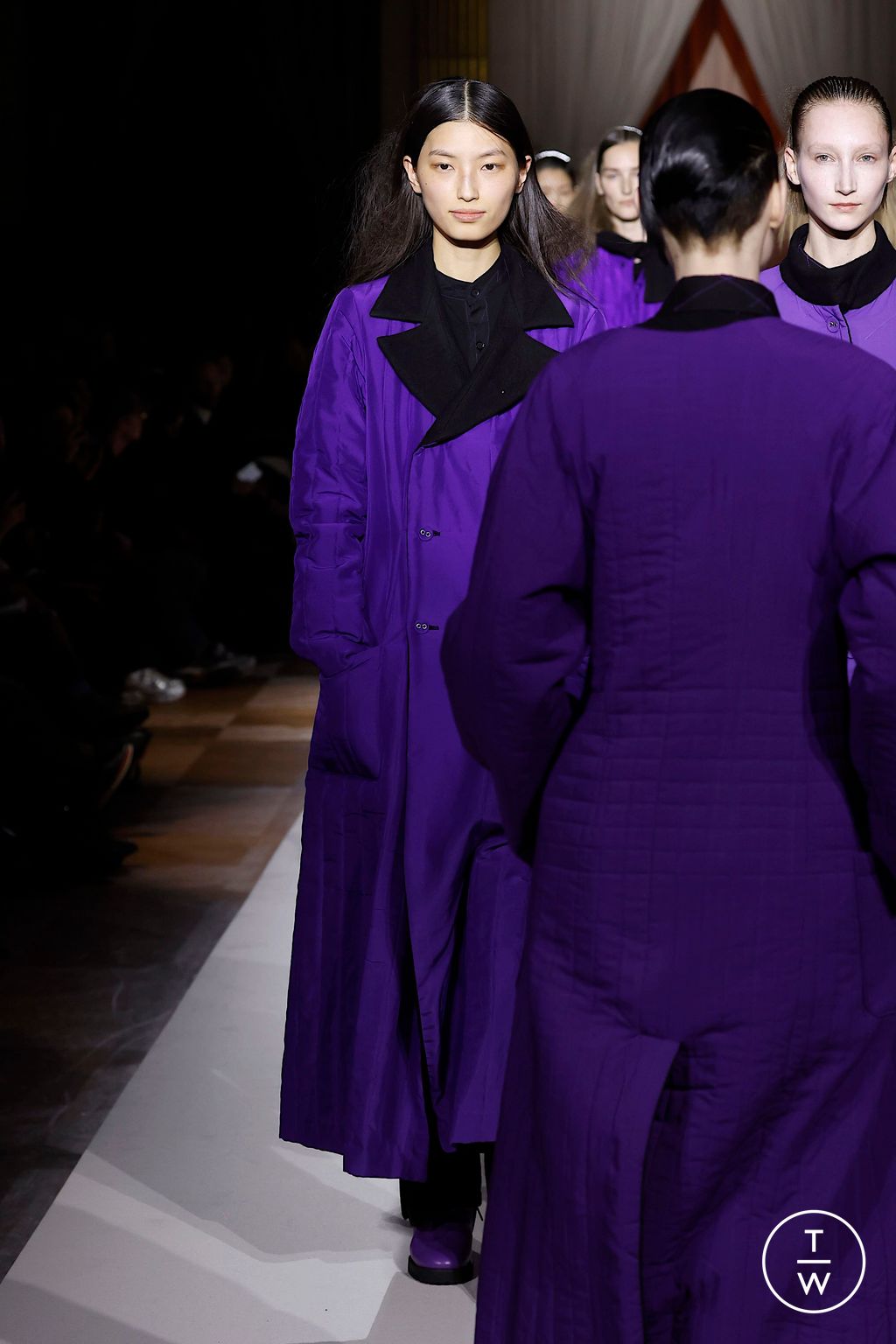 Fashion Week Paris Fall/Winter 2025 look 46 de la collection Yohji Yamamoto womenswear