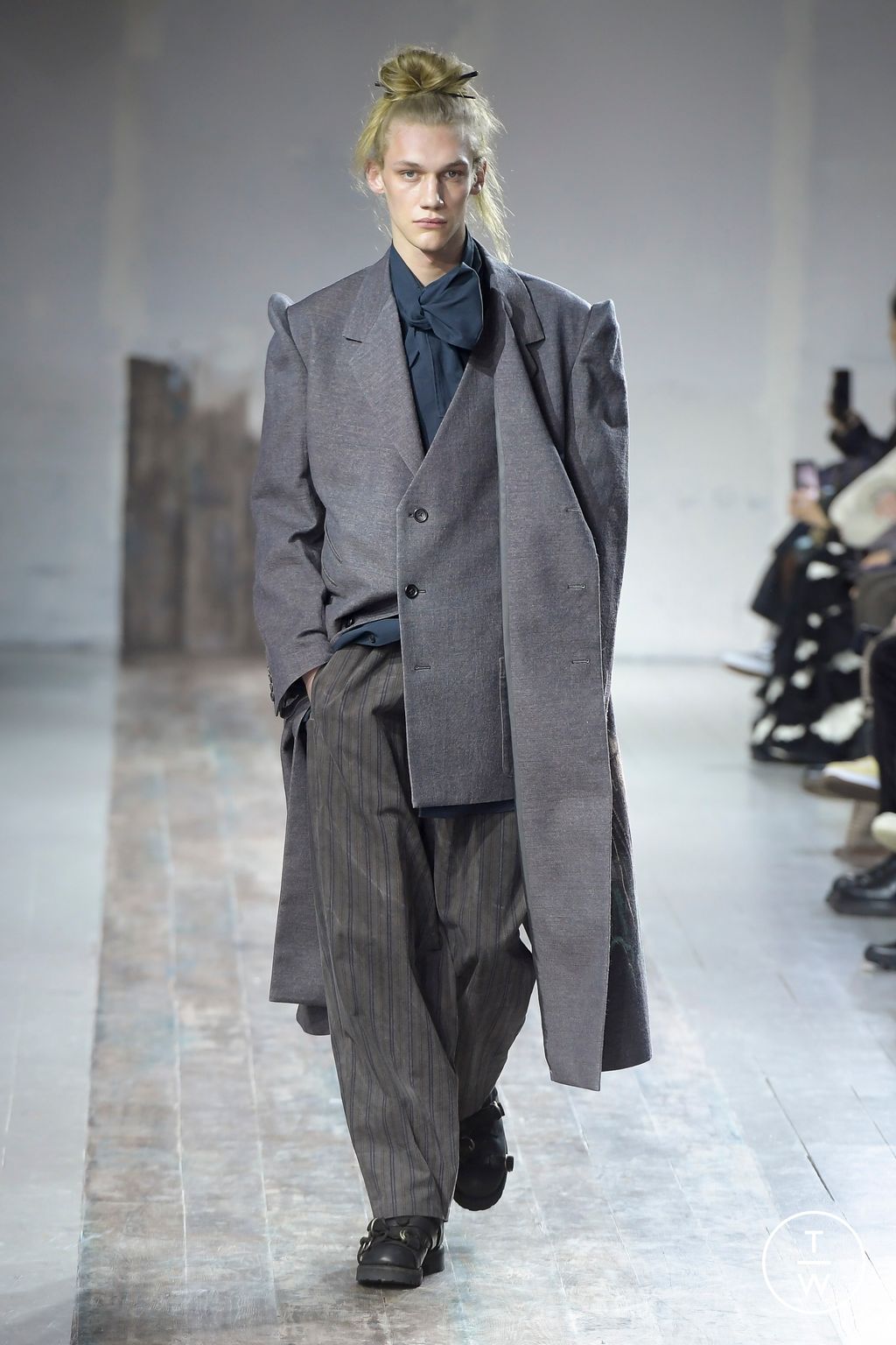 Fashion Week Paris Fall/Winter 2024 look 1 de la collection Yohji Yamamoto menswear