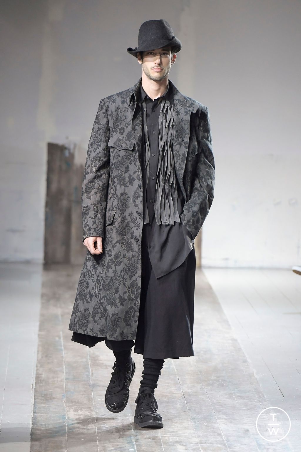 Fashion Week Paris Fall/Winter 2024 look 2 from the Yohji Yamamoto collection menswear