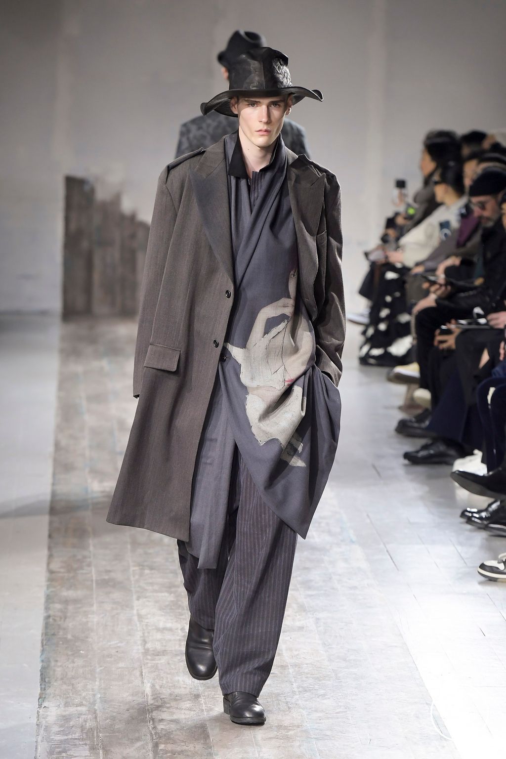 Fashion Week Paris Fall/Winter 2024 look 3 from the Yohji Yamamoto collection menswear