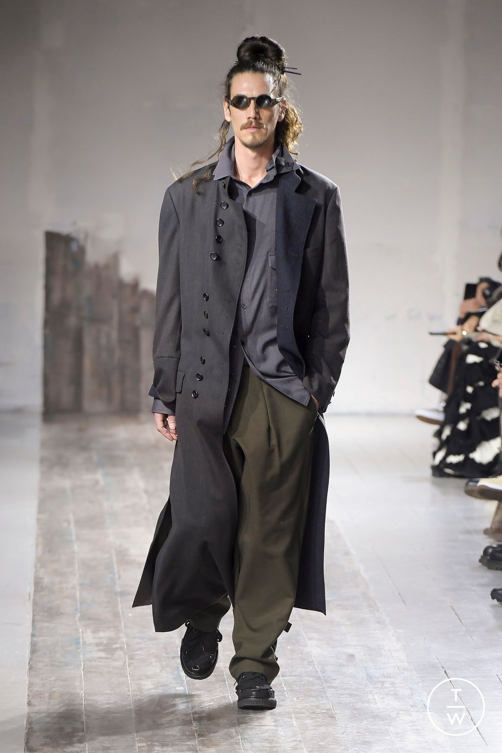 Fashion Week Paris Fall/Winter 2024 look 6 de la collection Yohji Yamamoto menswear