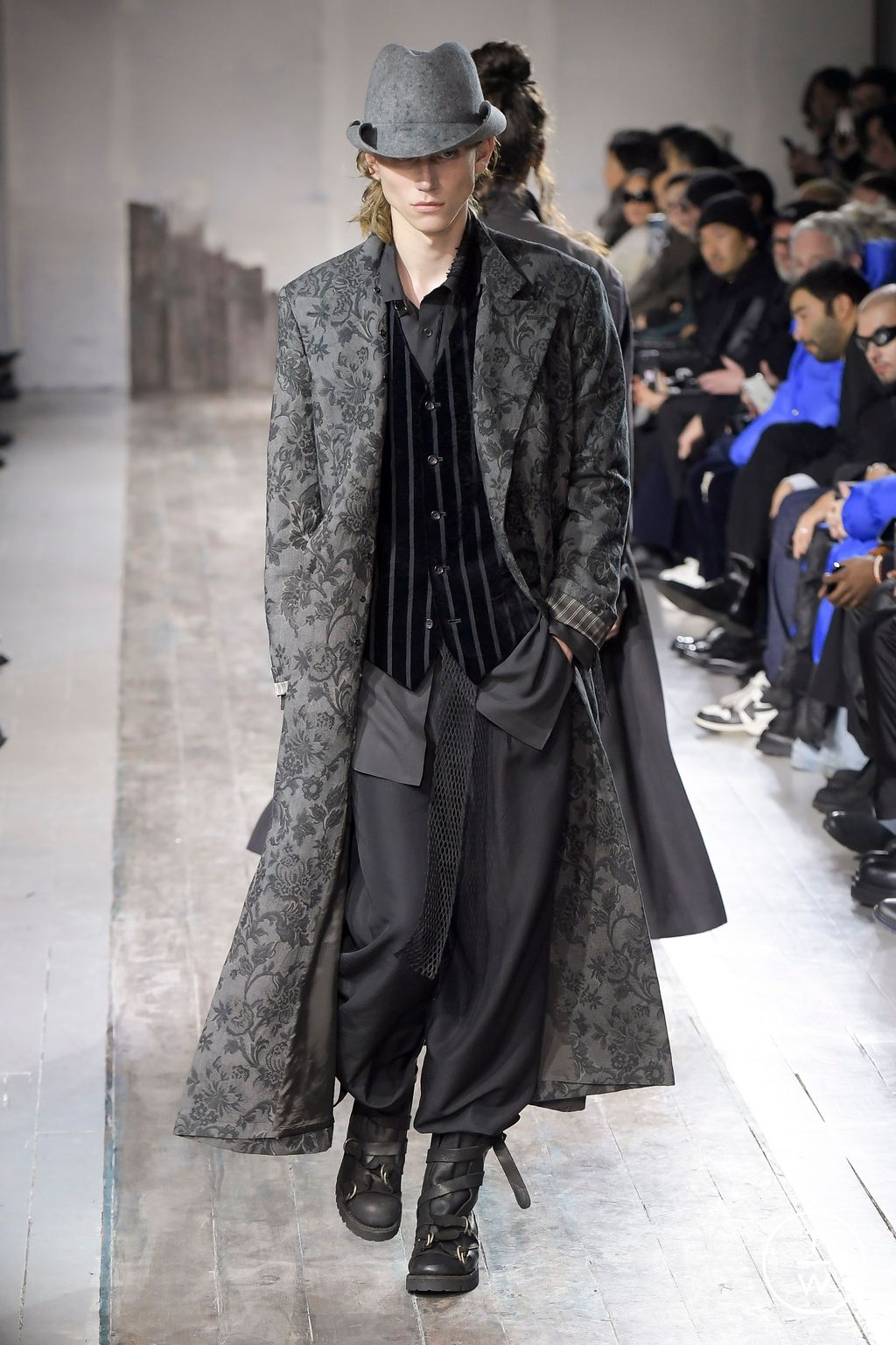 Fashion Week Paris Fall/Winter 2024 look 7 de la collection Yohji Yamamoto menswear