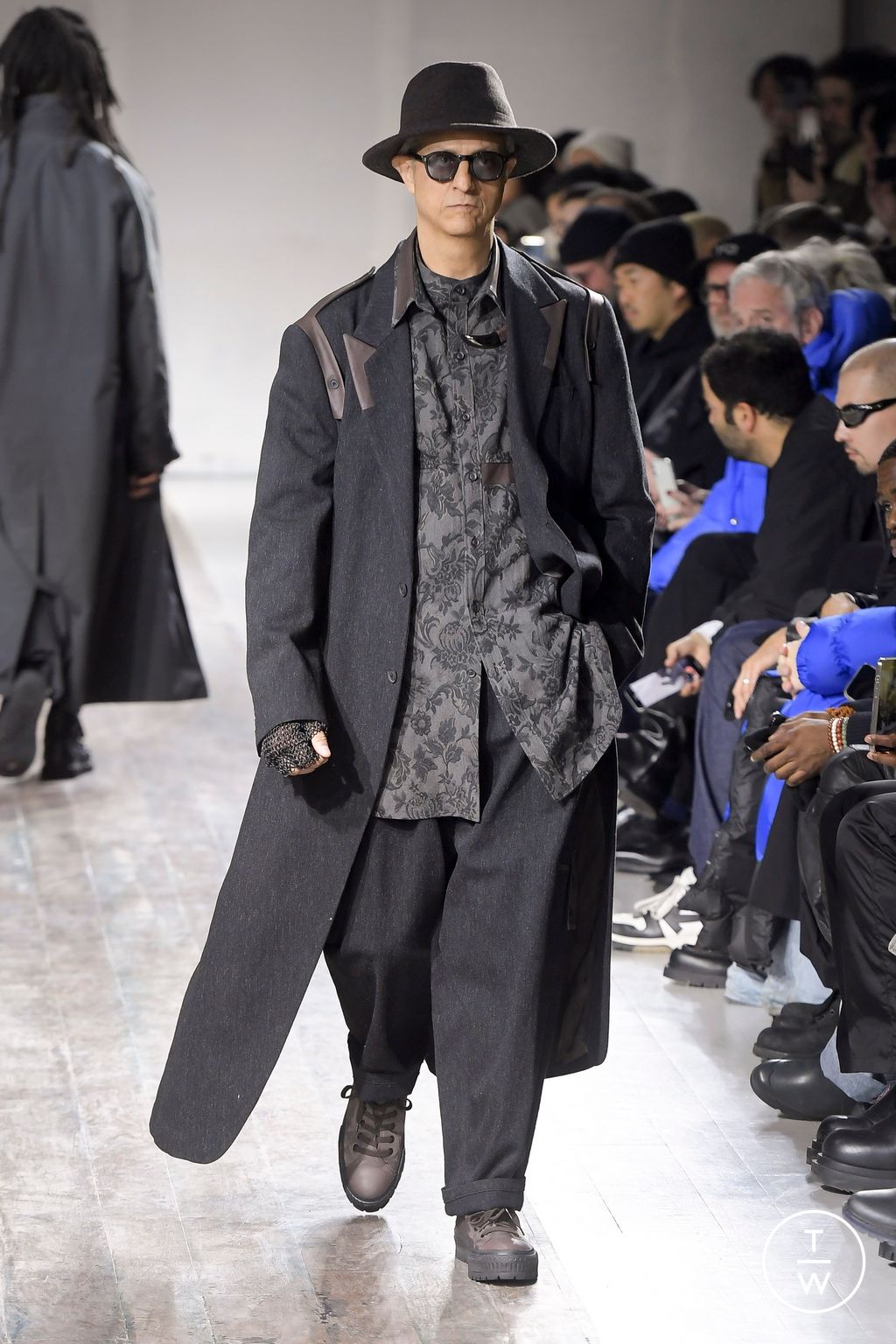 Fashion Week Paris Fall/Winter 2024 look 9 de la collection Yohji Yamamoto menswear