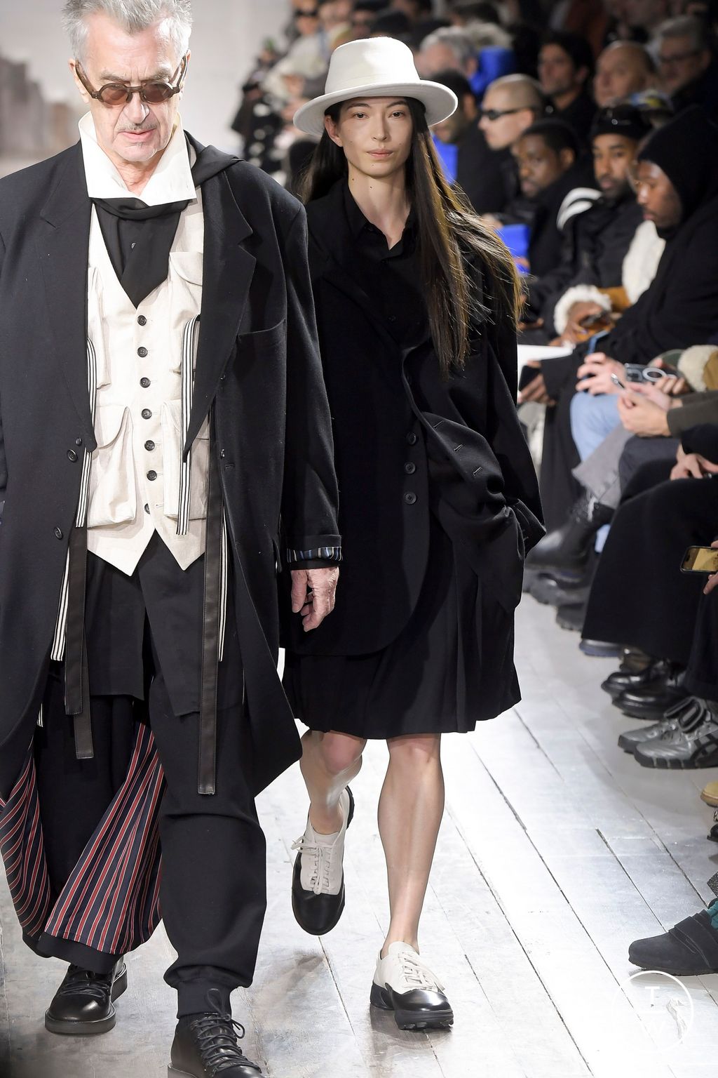 Fashion Week Paris Fall/Winter 2024 look 10 de la collection Yohji Yamamoto menswear