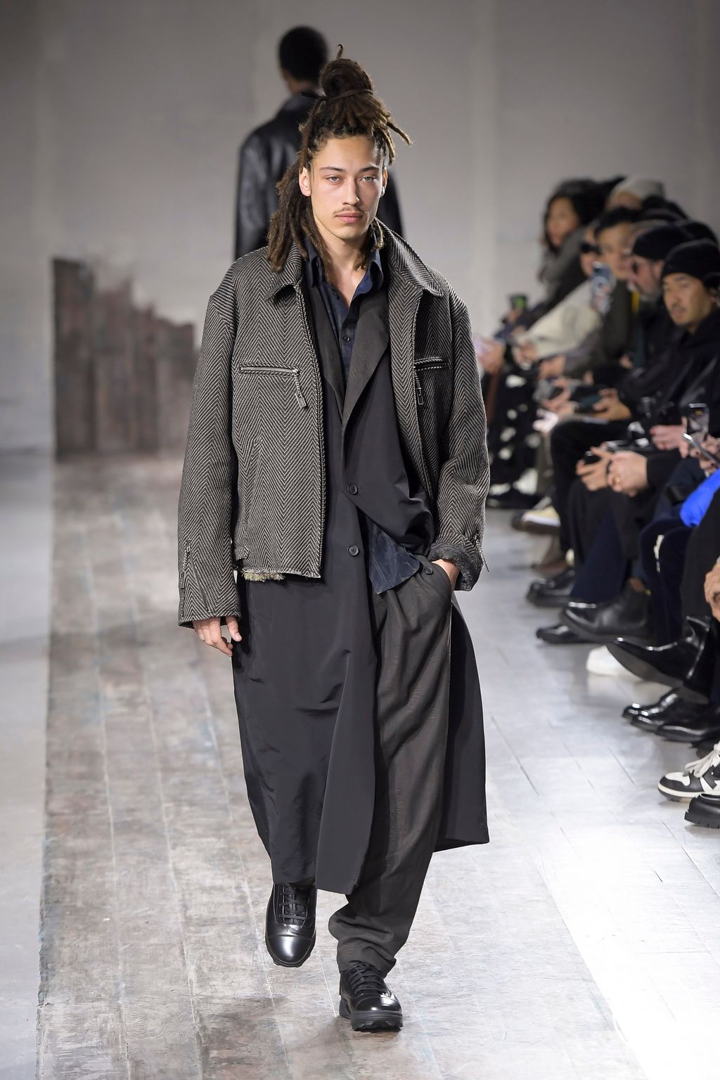 Fashion Week Paris Fall/Winter 2024 look 13 de la collection Yohji Yamamoto menswear