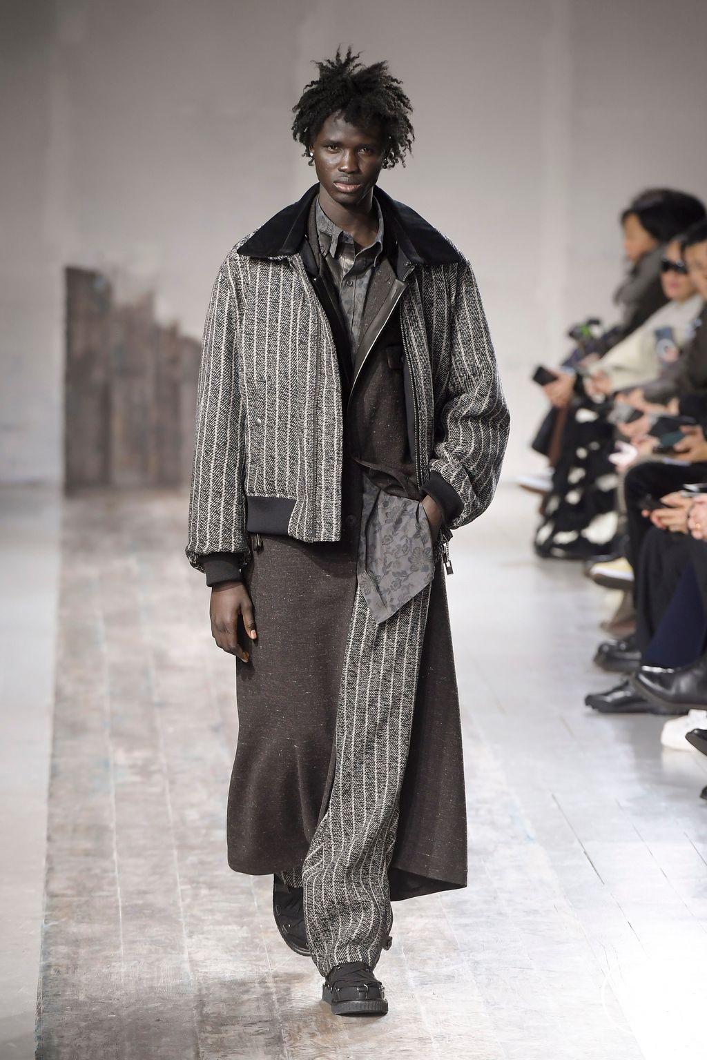 Fashion Week Paris Fall/Winter 2024 look 14 de la collection Yohji Yamamoto menswear