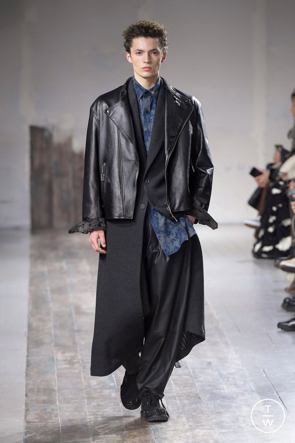 Fashion Week Paris Fall/Winter 2024 look 16 de la collection Yohji Yamamoto menswear