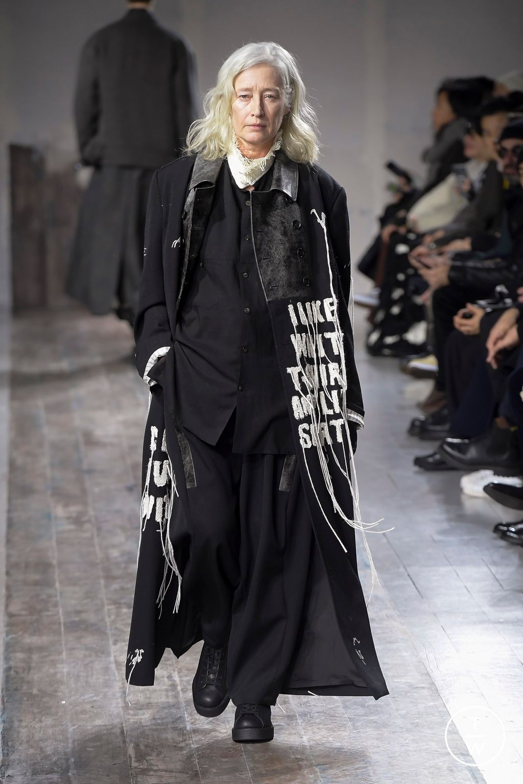 Fashion Week Paris Fall/Winter 2024 look 18 de la collection Yohji Yamamoto menswear
