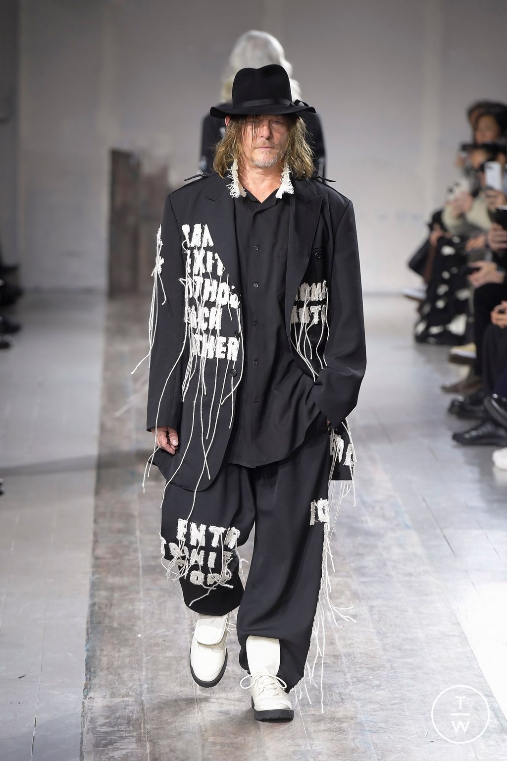 Fashion Week Paris Fall/Winter 2024 look 19 de la collection Yohji Yamamoto menswear