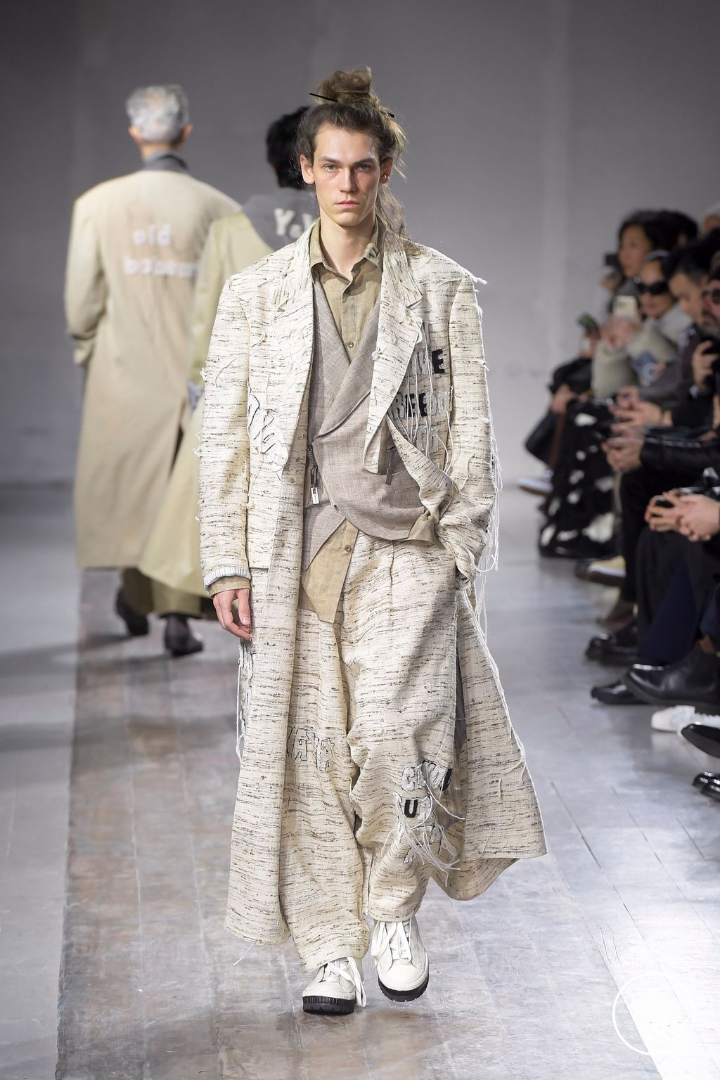 Fashion Week Paris Fall/Winter 2024 look 21 de la collection Yohji Yamamoto menswear