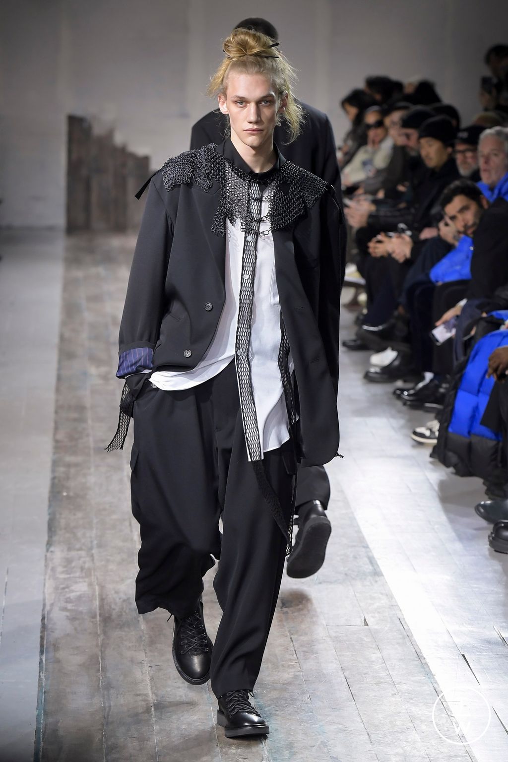 Fashion Week Paris Fall/Winter 2024 look 25 de la collection Yohji Yamamoto menswear