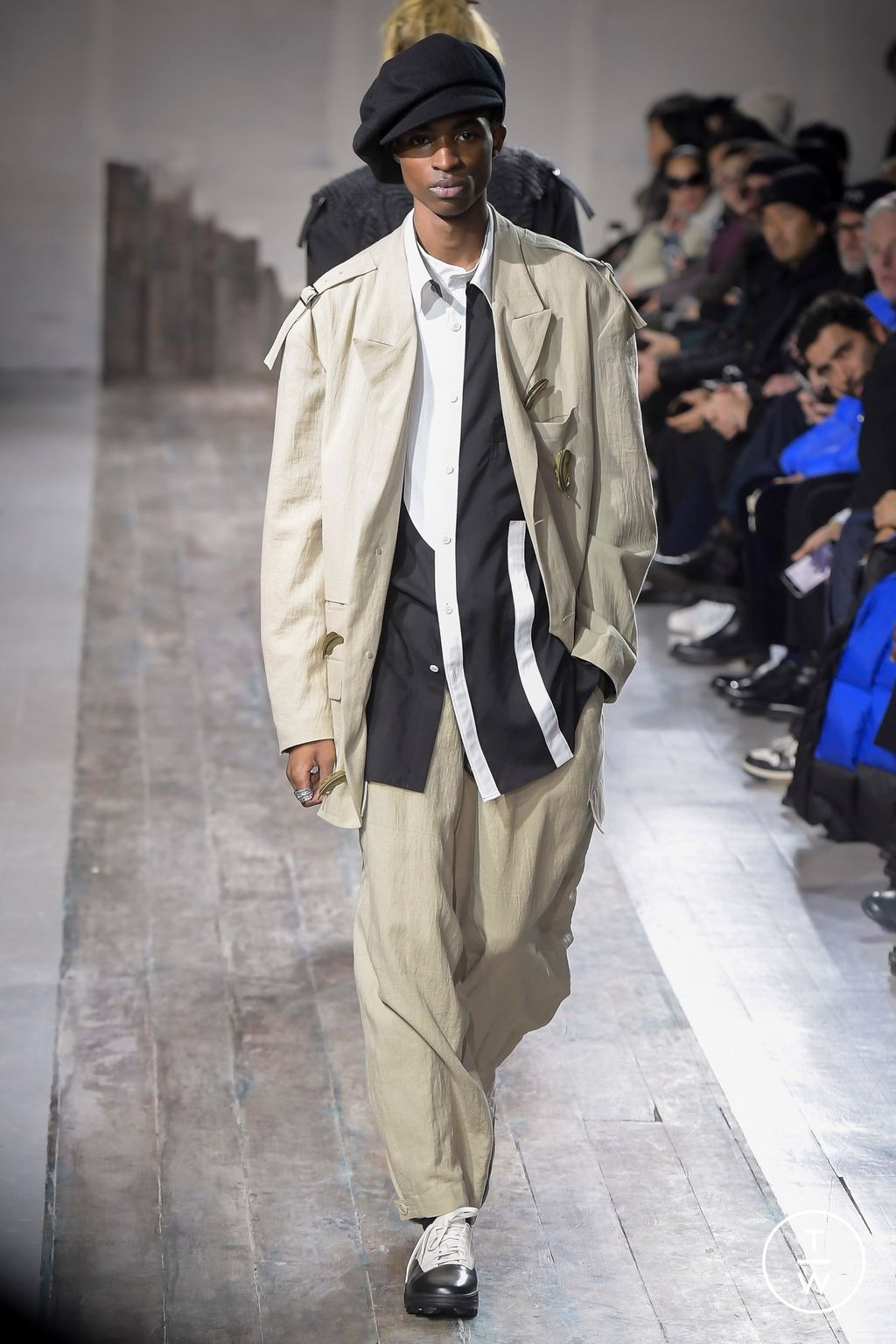Fashion Week Paris Fall/Winter 2024 look 26 de la collection Yohji Yamamoto menswear