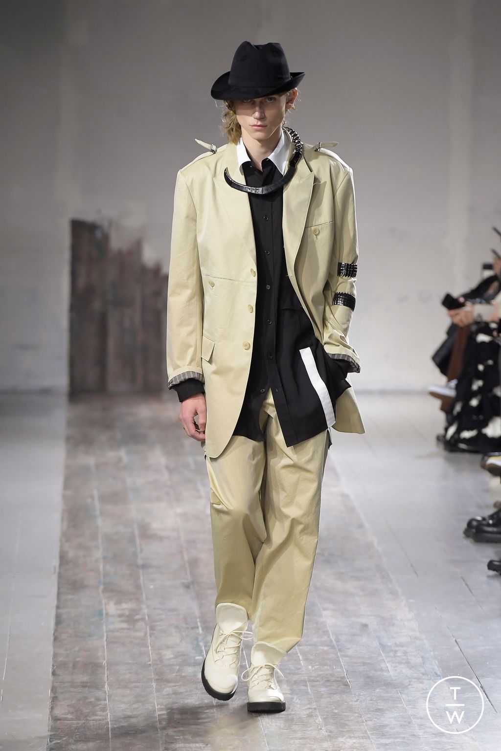 Fashion Week Paris Fall/Winter 2024 look 27 de la collection Yohji Yamamoto menswear