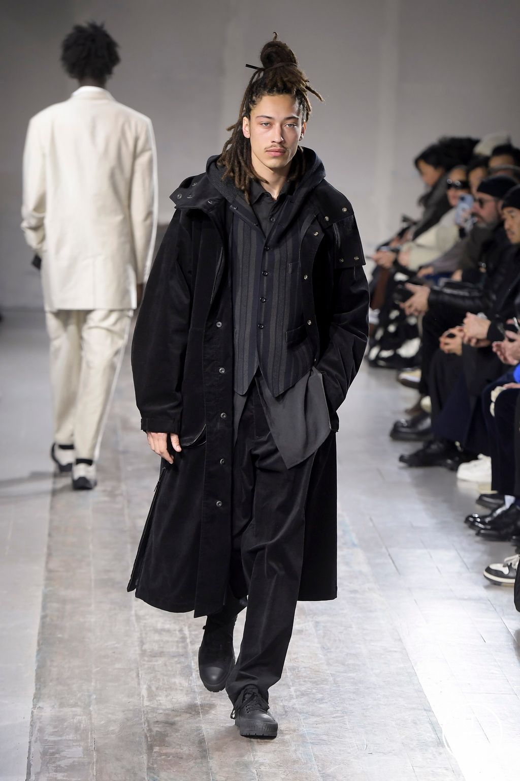 Fashion Week Paris Fall/Winter 2024 look 30 de la collection Yohji Yamamoto menswear