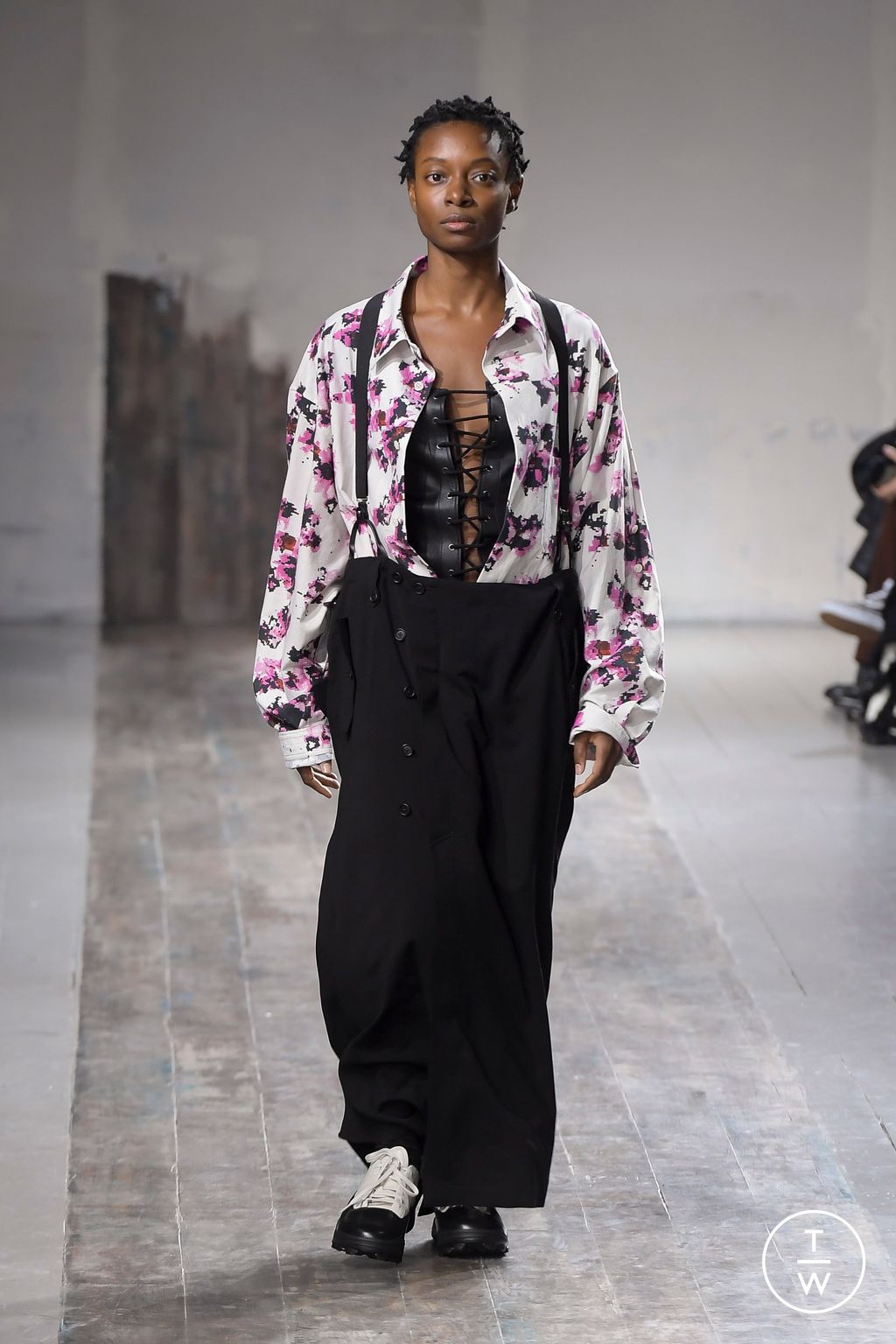 Fashion Week Paris Fall/Winter 2024 look 34 de la collection Yohji Yamamoto menswear