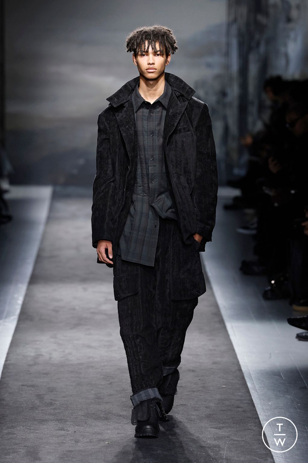 Fashion Week Paris Fall/Winter 2025 look 1 from the Yohji Yamamoto collection menswear