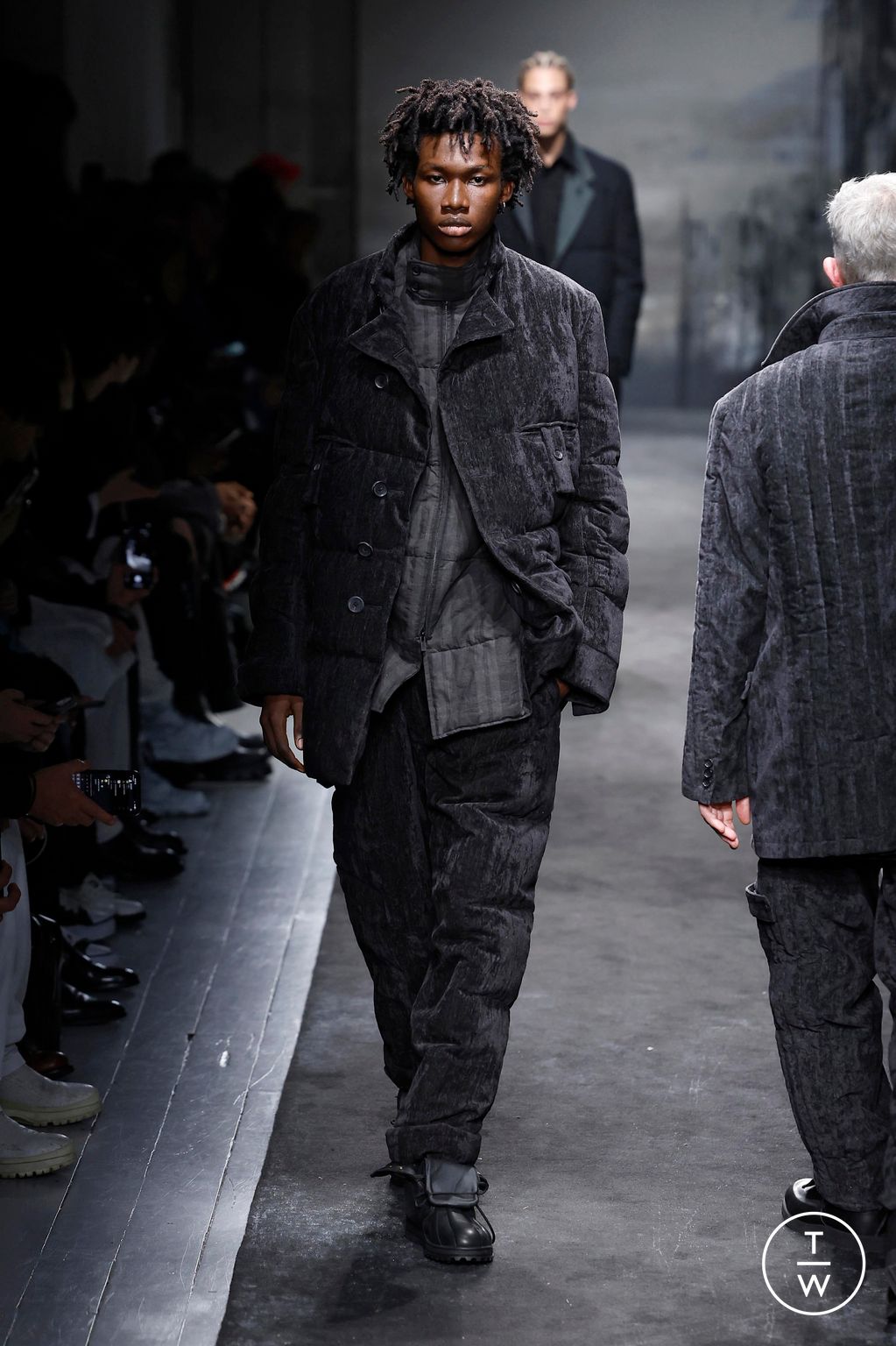 Fashion Week Paris Fall/Winter 2025 look 4 from the Yohji Yamamoto collection menswear