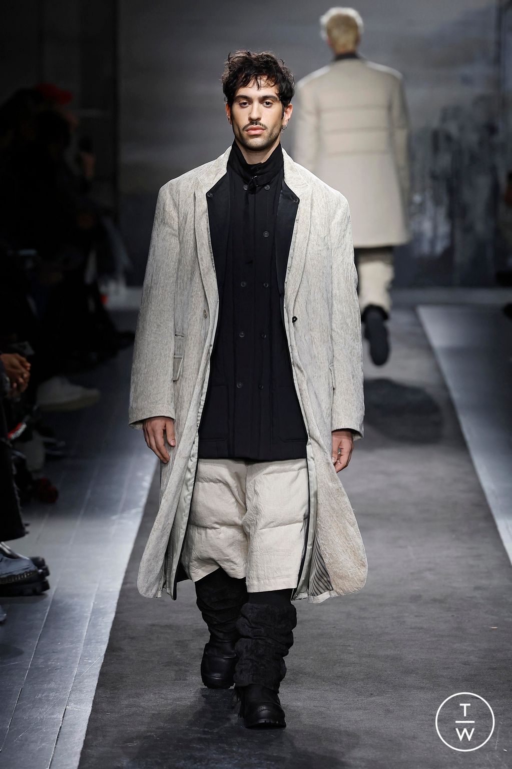 Fashion Week Paris Fall/Winter 2025 look 10 from the Yohji Yamamoto collection 男装