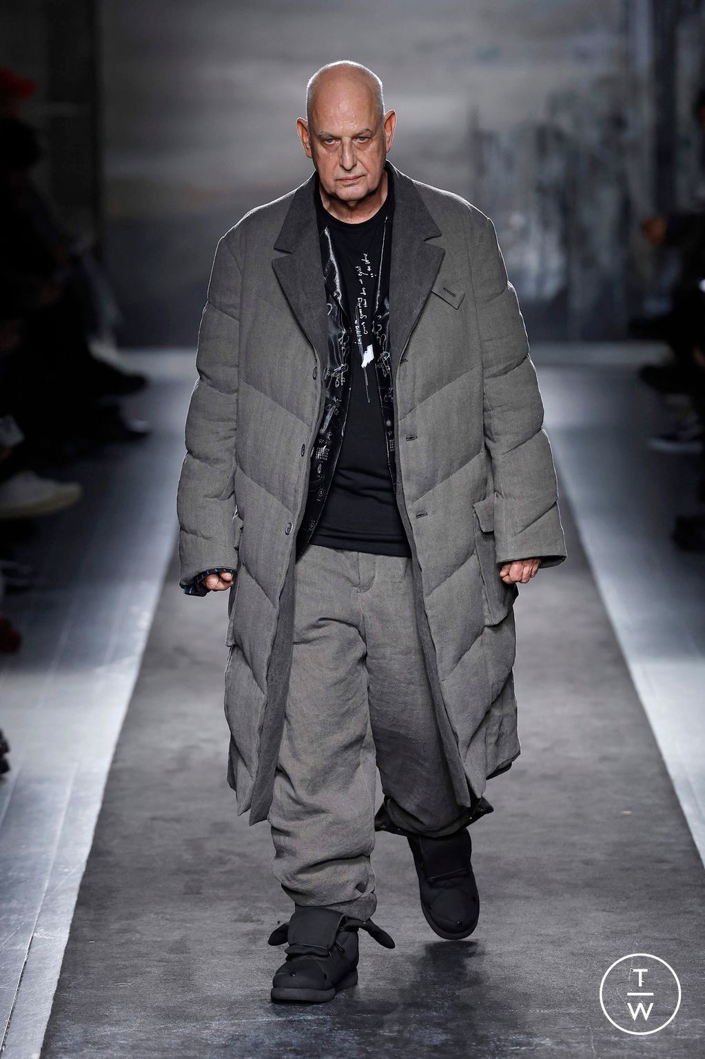 Fashion Week Paris Fall/Winter 2025 look 14 from the Yohji Yamamoto collection menswear