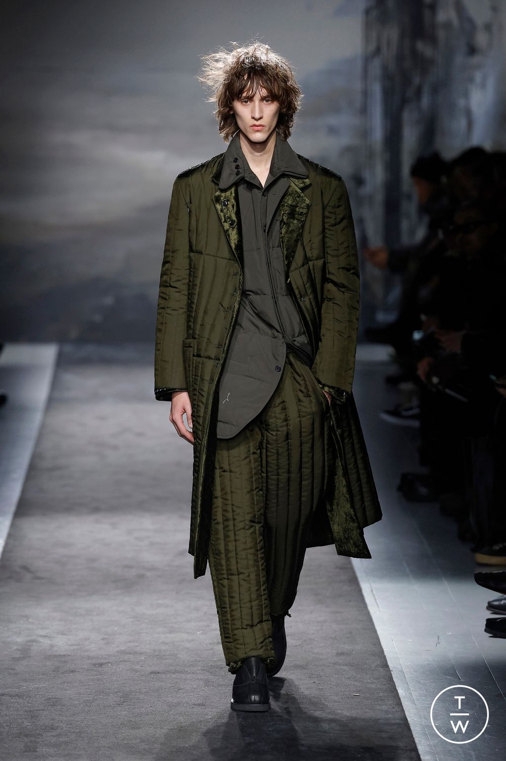 Fashion Week Paris Fall/Winter 2025 look 25 from the Yohji Yamamoto collection 男装