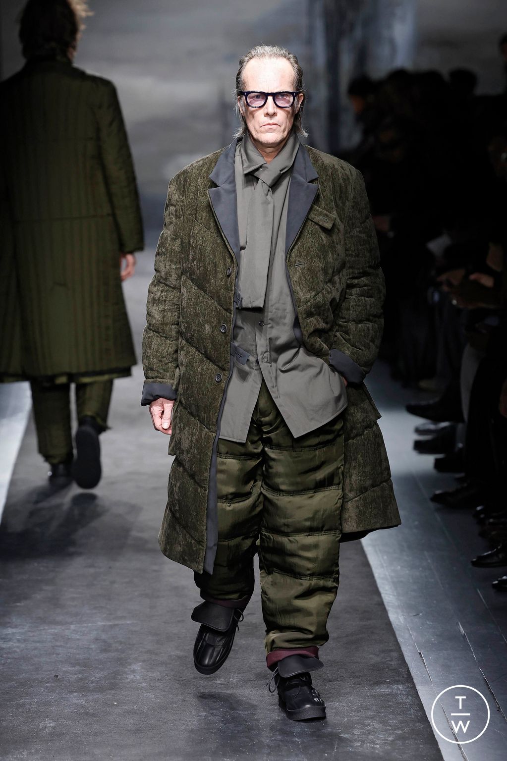 Fashion Week Paris Fall/Winter 2025 look 26 from the Yohji Yamamoto collection menswear