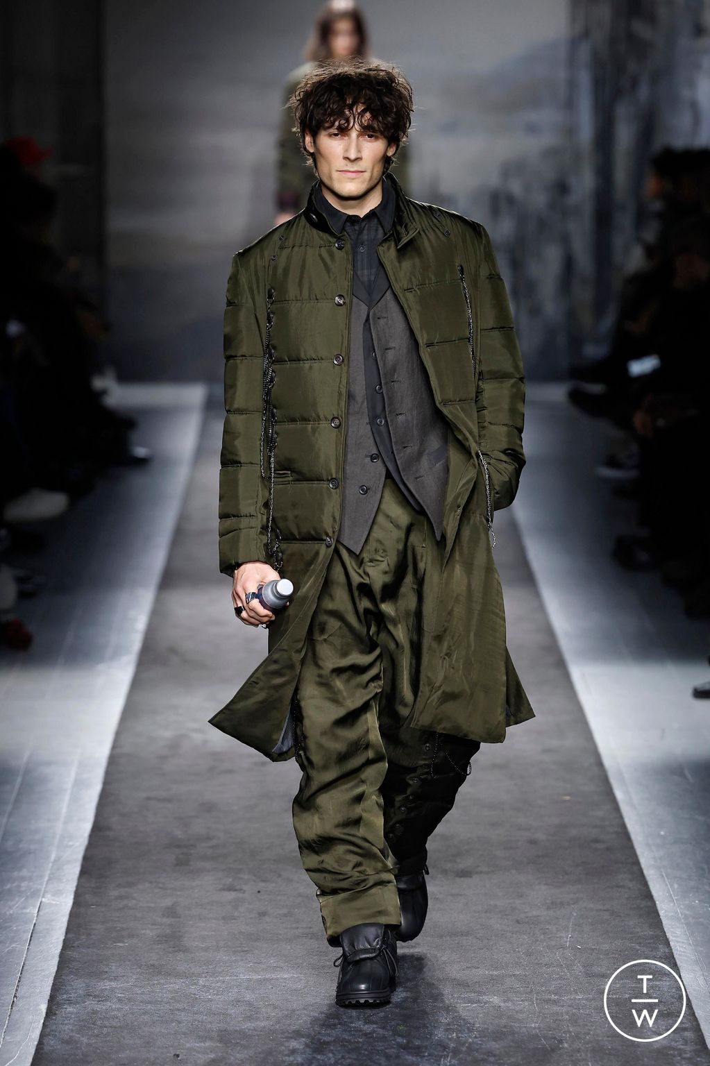 Fashion Week Paris Fall/Winter 2025 look 27 from the Yohji Yamamoto collection menswear