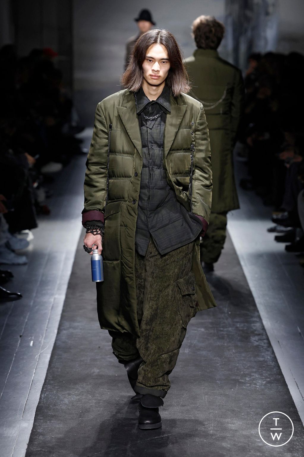 Fashion Week Paris Fall/Winter 2025 look 28 from the Yohji Yamamoto collection menswear