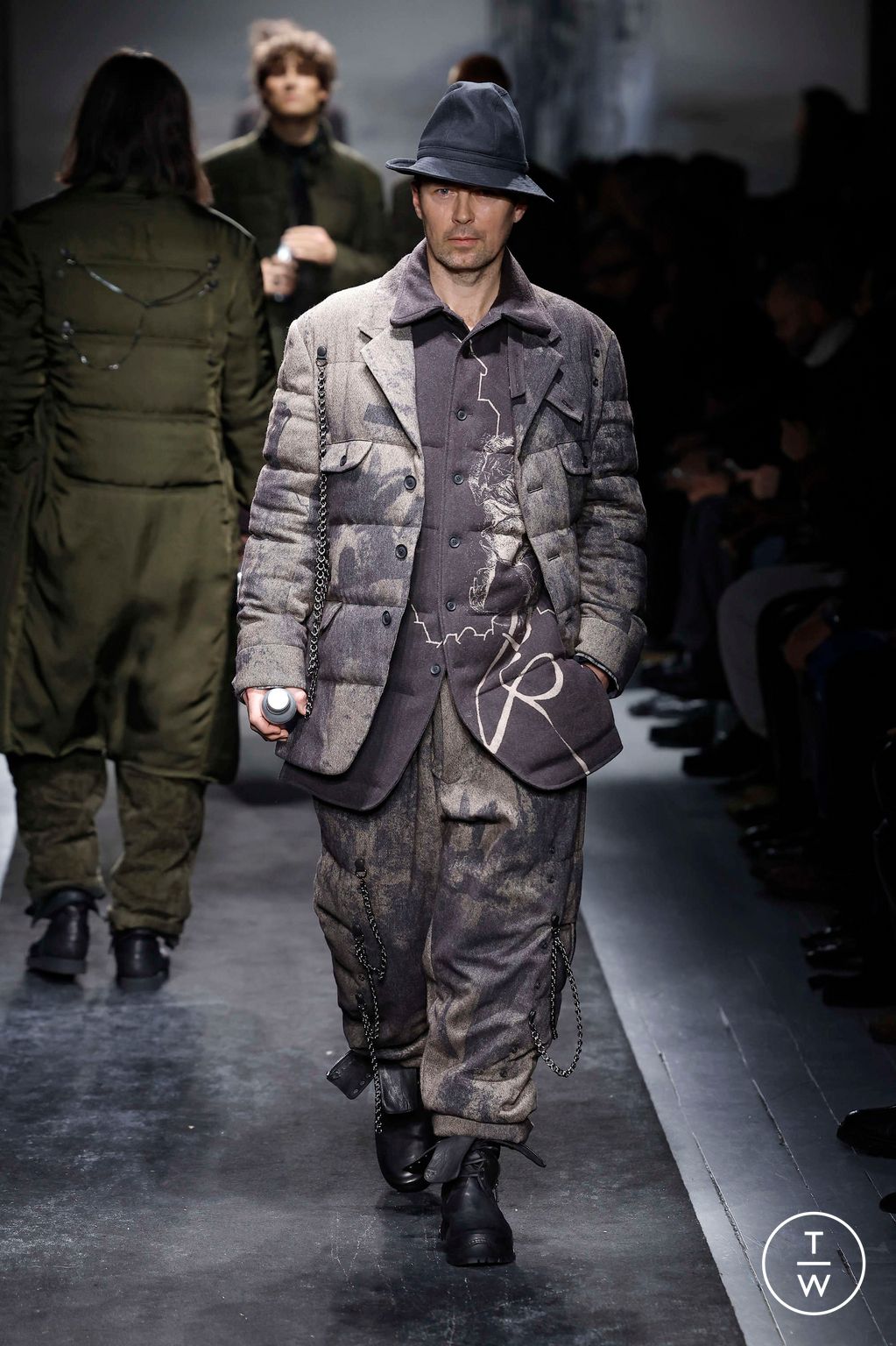 Fashion Week Paris Fall/Winter 2025 look 29 from the Yohji Yamamoto collection menswear