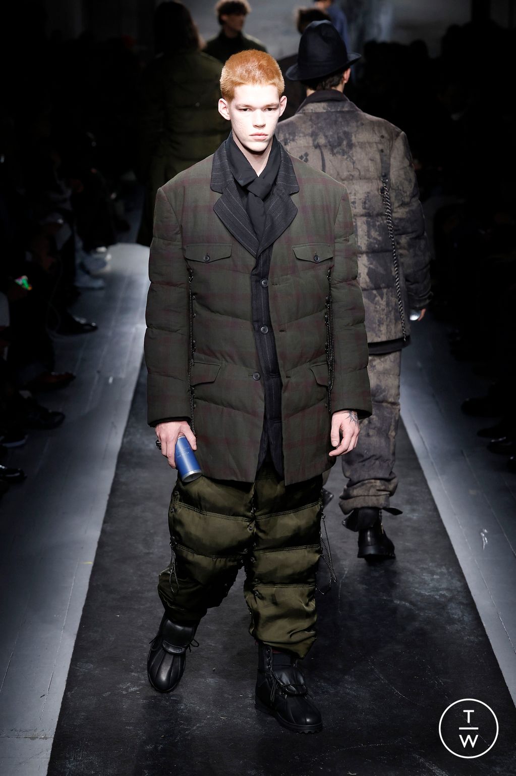 Fashion Week Paris Fall/Winter 2025 look 30 from the Yohji Yamamoto collection 男装