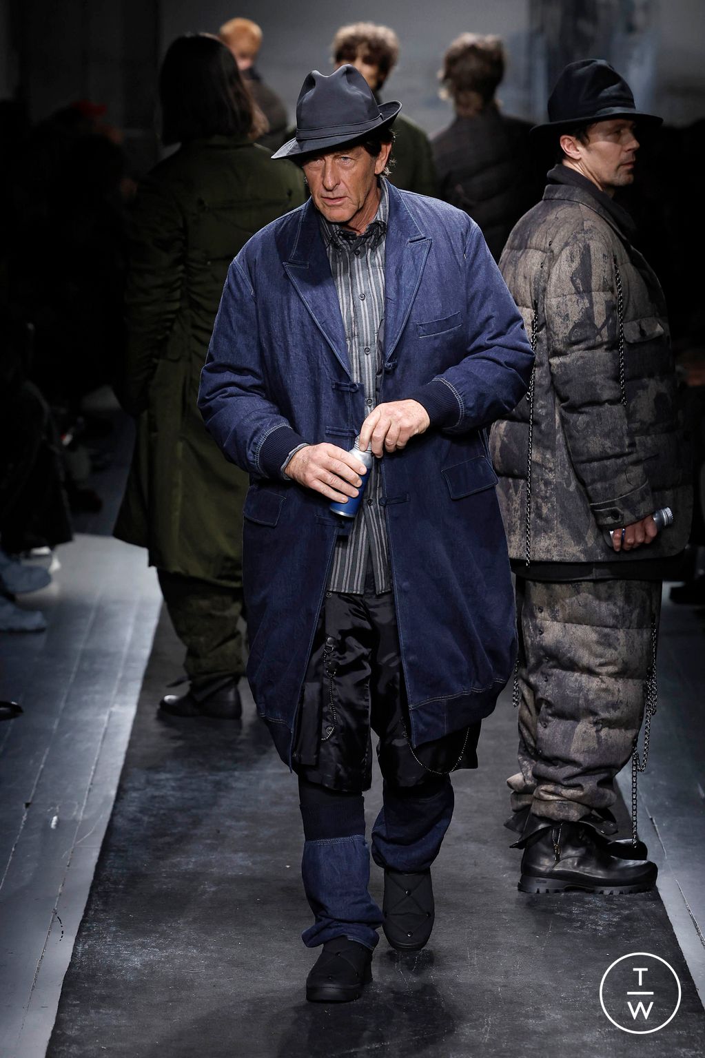Fashion Week Paris Fall/Winter 2025 look 32 from the Yohji Yamamoto collection 男装
