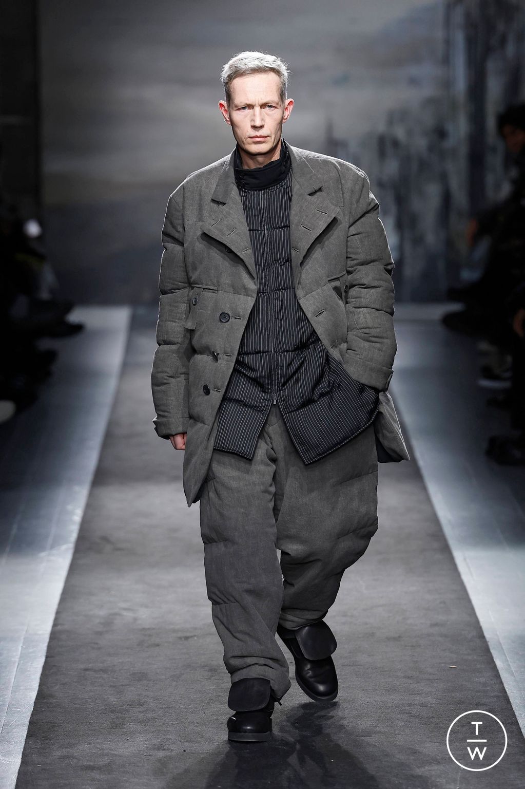 Fashion Week Paris Fall/Winter 2025 look 33 from the Yohji Yamamoto collection menswear