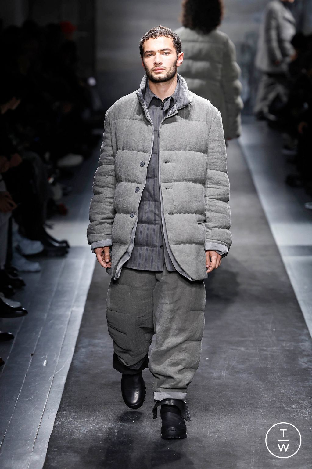 Fashion Week Paris Fall/Winter 2025 look 35 from the Yohji Yamamoto collection 男装