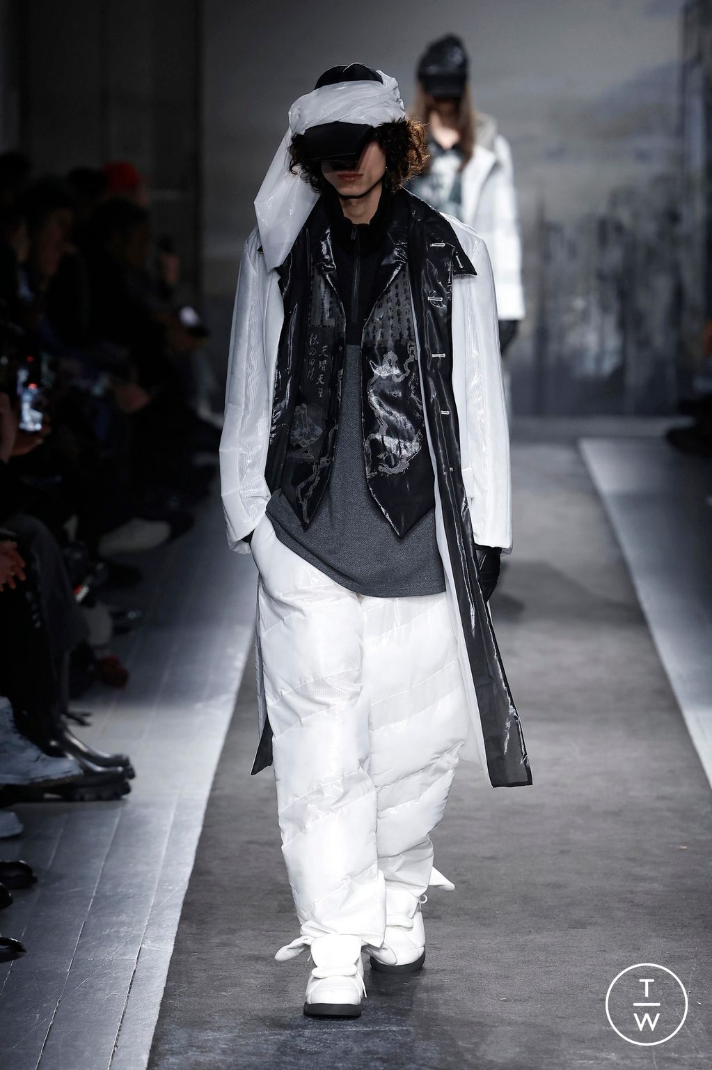 Fashion Week Paris Fall/Winter 2025 look 36 from the Yohji Yamamoto collection menswear
