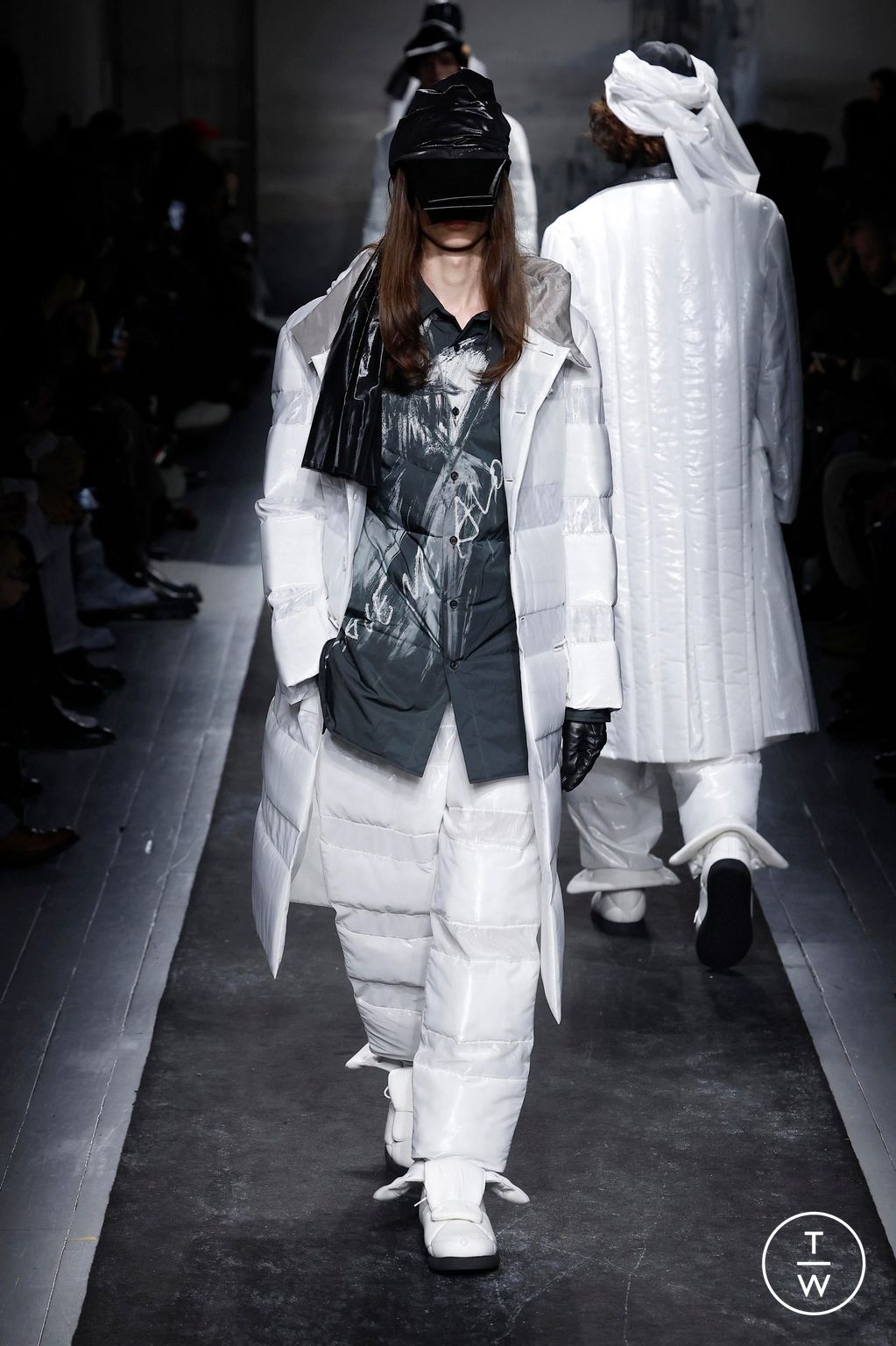 Fashion Week Paris Fall/Winter 2025 look 37 from the Yohji Yamamoto collection 男装