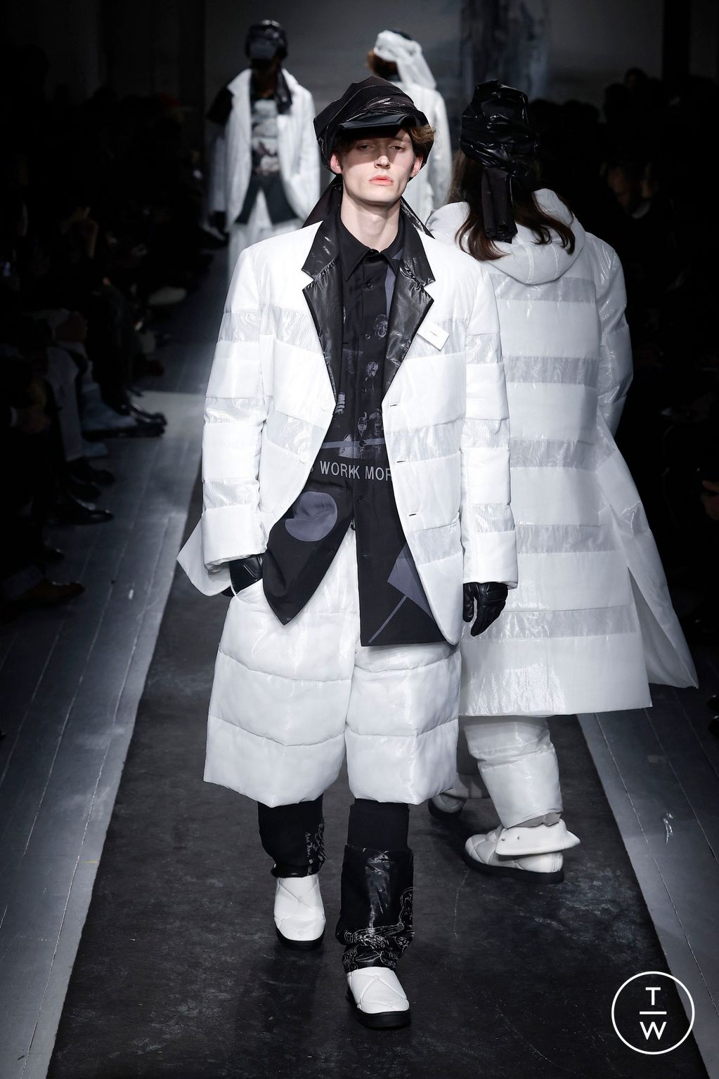 Fashion Week Paris Fall/Winter 2025 look 38 from the Yohji Yamamoto collection menswear