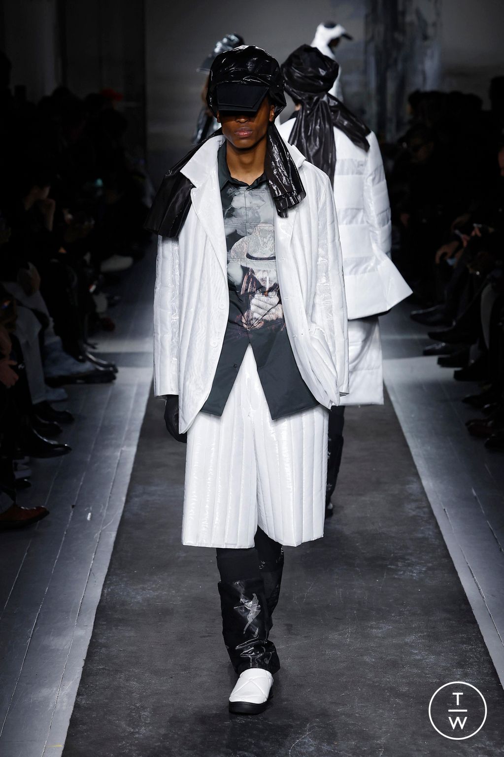 Fashion Week Paris Fall/Winter 2025 look 39 from the Yohji Yamamoto collection 男装