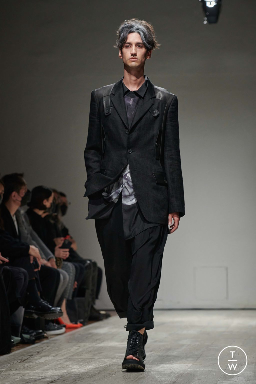 Fashion Week Paris Spring/Summer 2023 look 1 de la collection Yohji Yamamoto menswear