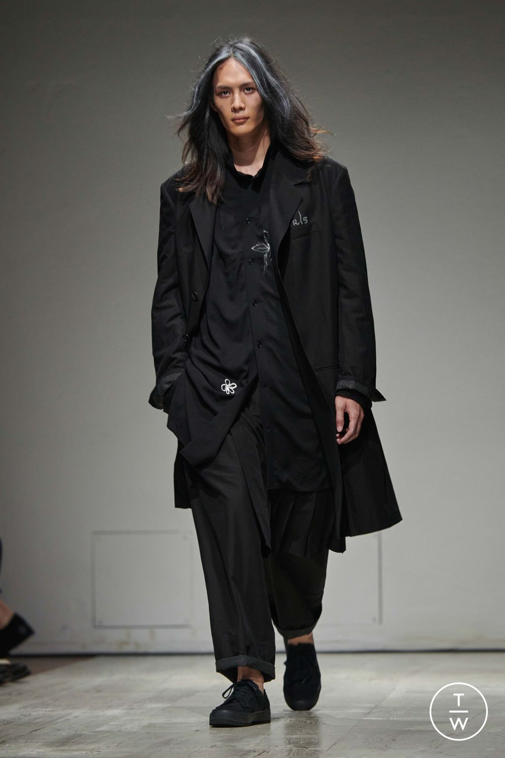 Fashion Week Paris Spring/Summer 2023 look 4 from the Yohji Yamamoto collection menswear