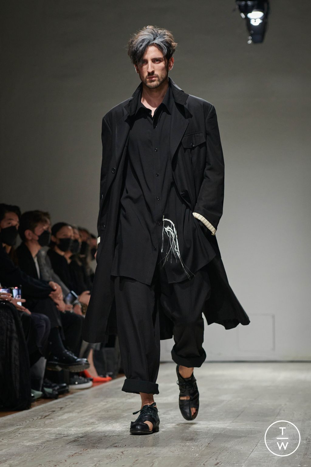 Fashion Week Paris Spring/Summer 2023 look 5 from the Yohji Yamamoto collection 男装
