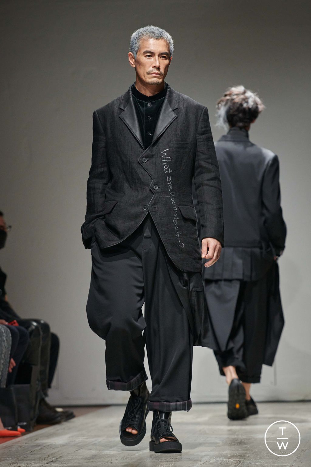 Fashion Week Paris Spring/Summer 2023 look 7 de la collection Yohji Yamamoto menswear