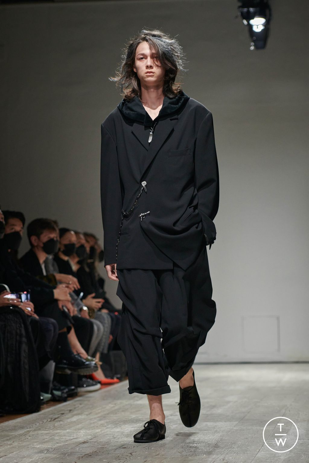 Fashion Week Paris Spring/Summer 2023 look 8 de la collection Yohji Yamamoto menswear