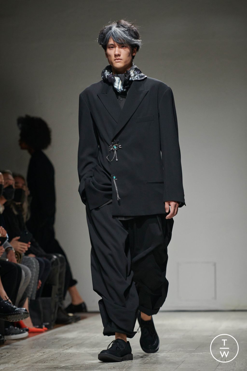 Fashion Week Paris Spring/Summer 2023 look 10 de la collection Yohji Yamamoto menswear
