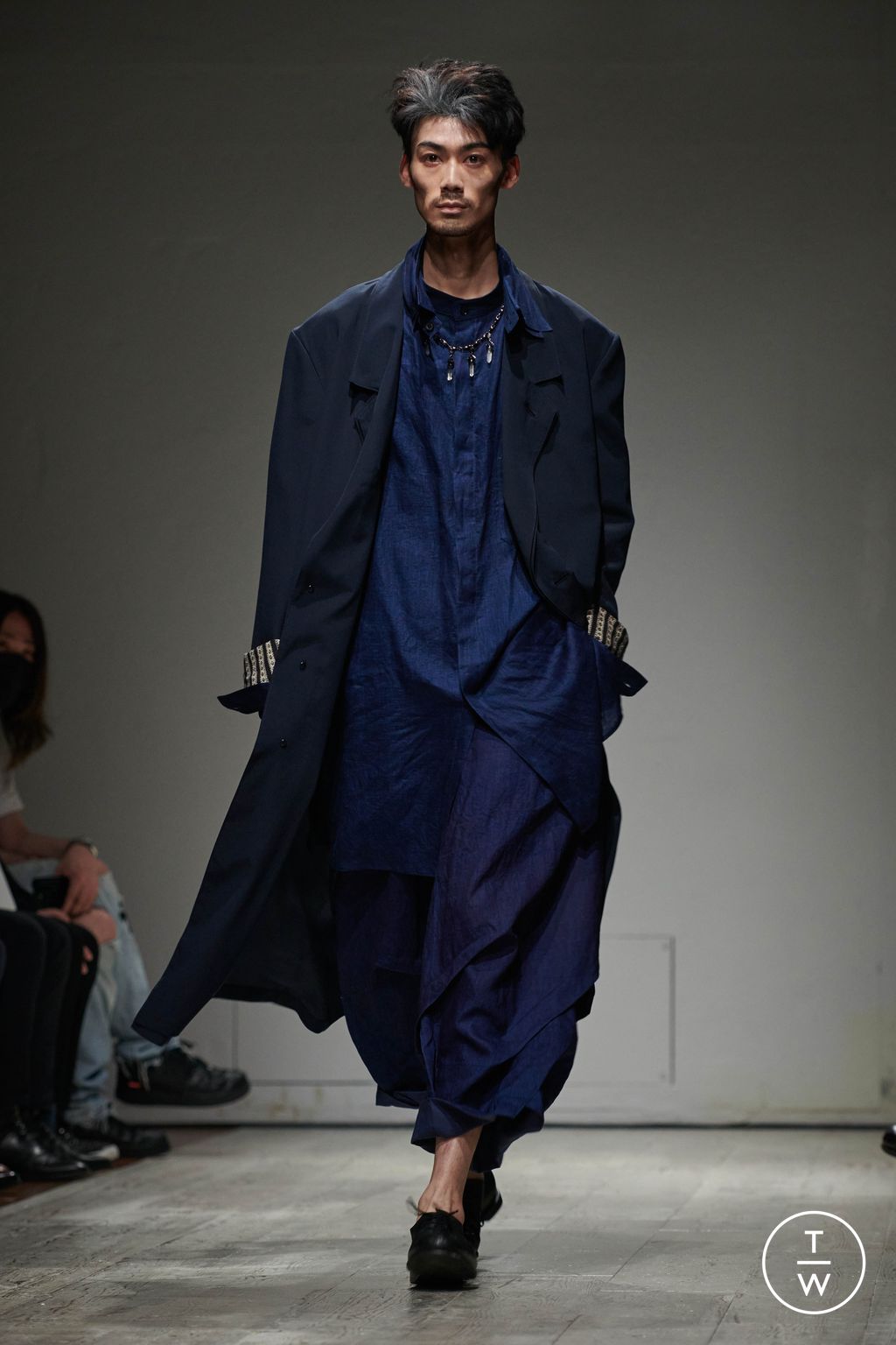 Fashion Week Paris Spring/Summer 2023 look 13 de la collection Yohji Yamamoto menswear